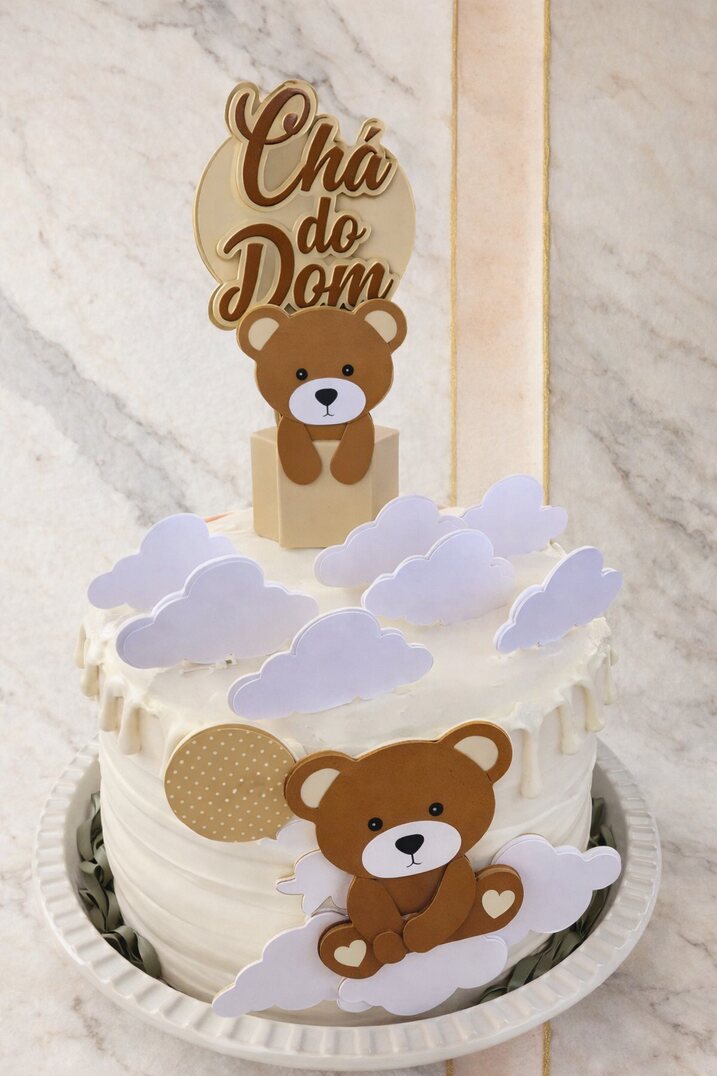 Bolo de chá de bebê com ursinho e nuvens