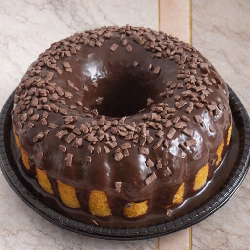 Bolo com cobertura de ganache e granulado