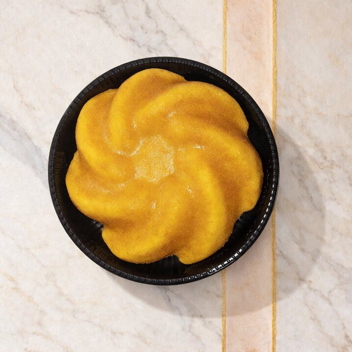 Bolo simples de fubá em forma redonda